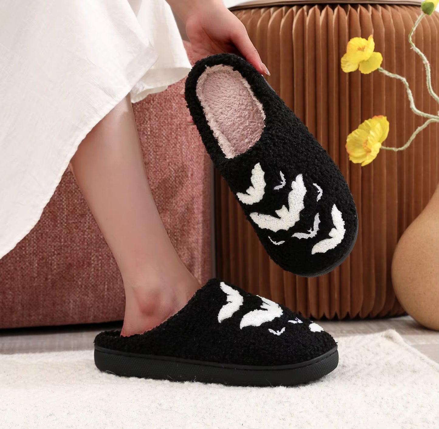 Pantoufles broderies de chauve-souris en peluche à semelles épaisses pour la maison, pantoufles en coton fourrure | pantoufles à carreaux pour les femmes et les hommes | pantoufles molletonnées chaudes et moelleuses pour la chambre à coucher