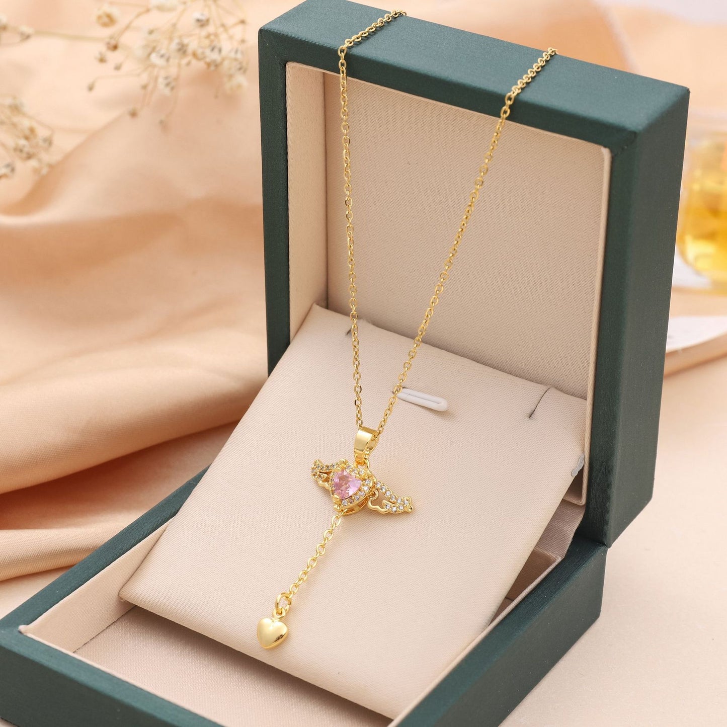 Collier en forme de cœur et d'ailes d'ange en mouvement avec chaîne