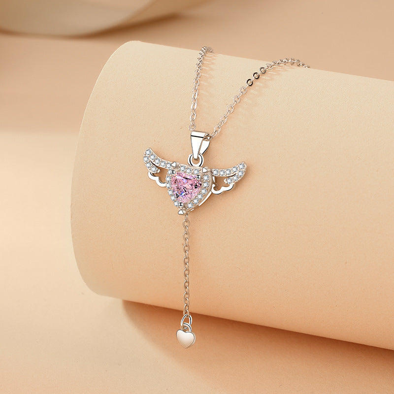 Collier en forme de cœur et d'ailes d'ange en mouvement avec chaîne