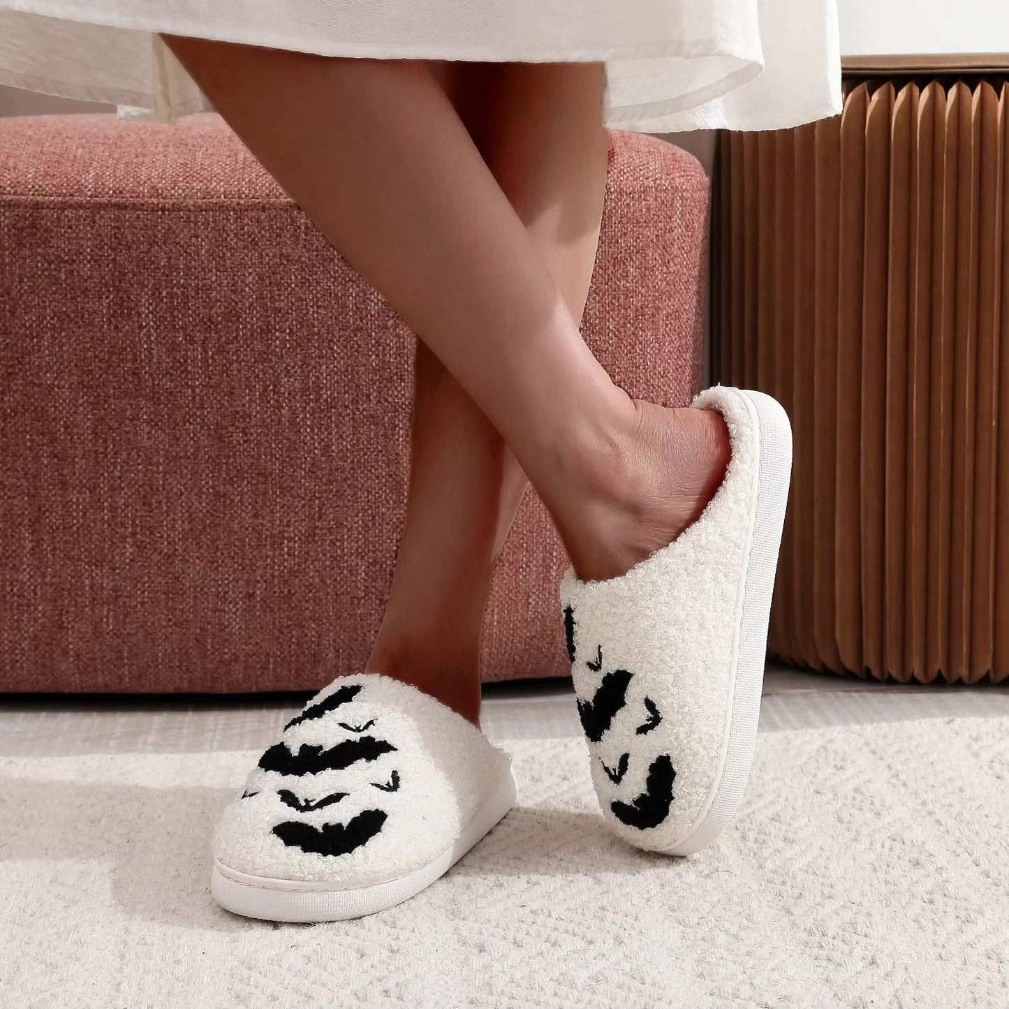 Pantoufles broderies de chauve-souris en peluche à semelles épaisses pour la maison, pantoufles en coton fourrure | pantoufles à carreaux pour les femmes et les hommes | pantoufles molletonnées chaudes et moelleuses pour la chambre à coucher