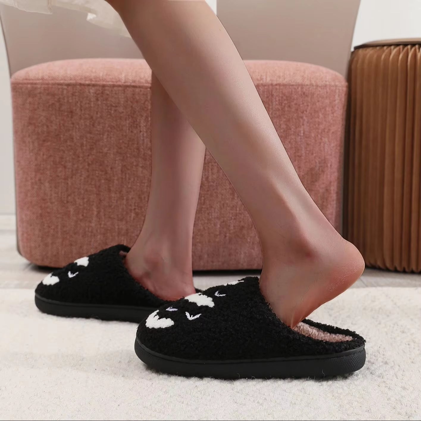 Pantoufles broderies de chauve-souris en peluche à semelles épaisses pour la maison, pantoufles en coton fourrure | pantoufles à carreaux pour les femmes et les hommes | pantoufles molletonnées chaudes et moelleuses pour la chambre à coucher