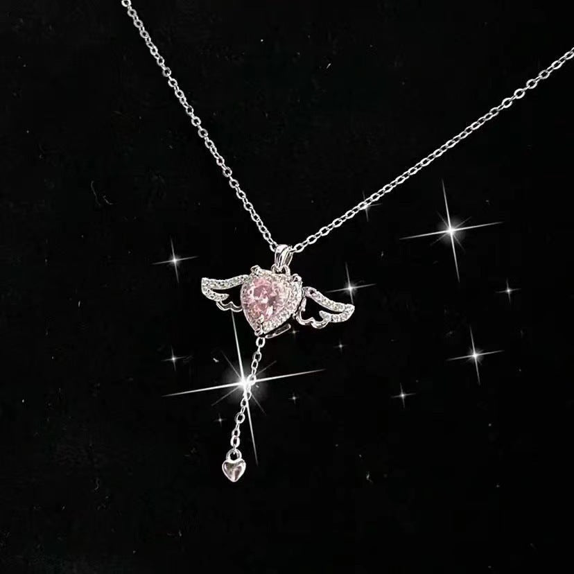 Collier en forme de cœur et d'ailes d'ange en mouvement avec chaîne