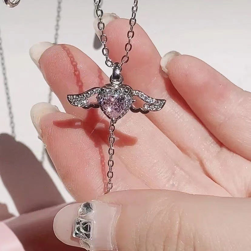 Collier en forme de cœur et d'ailes d'ange en mouvement avec chaîne
