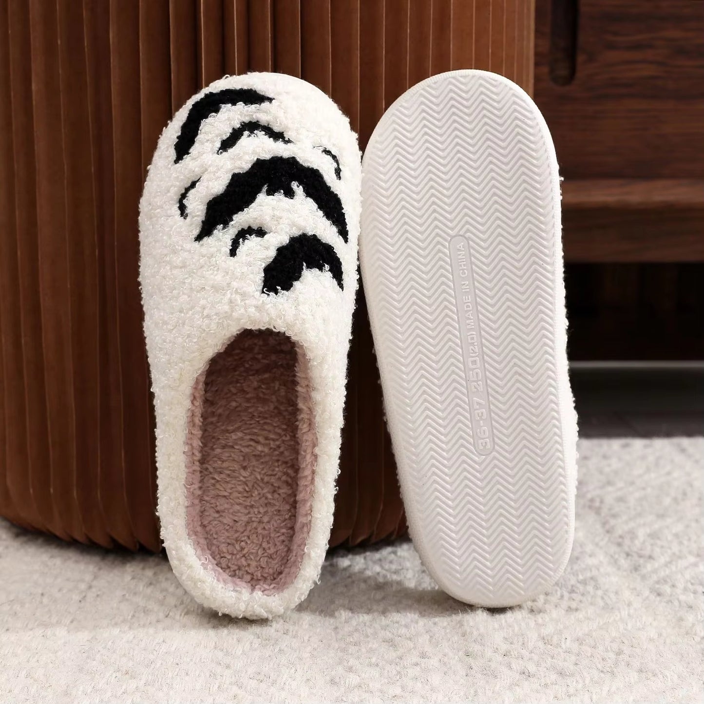 Pantoufles broderies de chauve-souris en peluche à semelles épaisses pour la maison, pantoufles en coton fourrure | pantoufles à carreaux pour les femmes et les hommes | pantoufles molletonnées chaudes et moelleuses pour la chambre à coucher