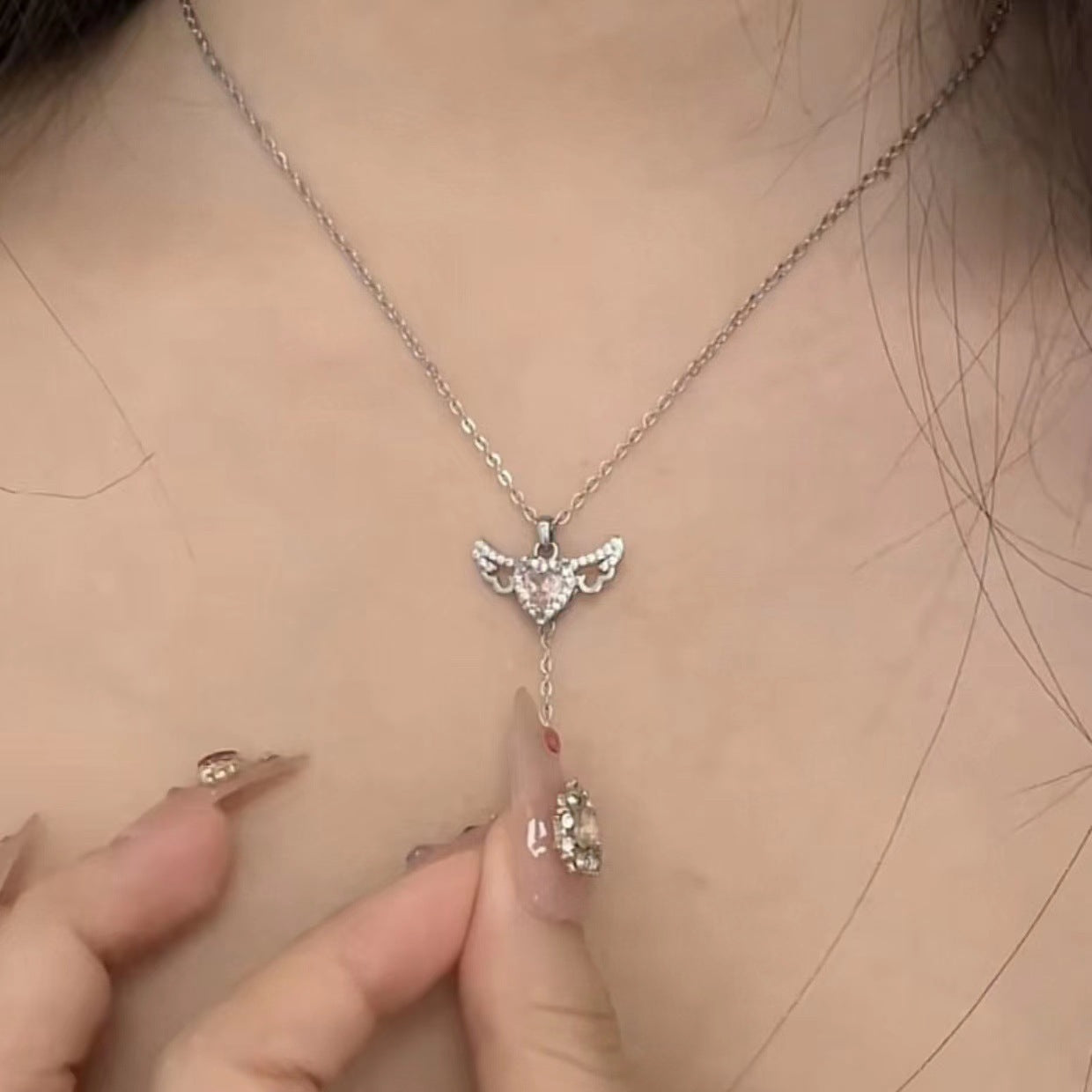 Collier en forme de cœur et d'ailes d'ange en mouvement avec chaîne