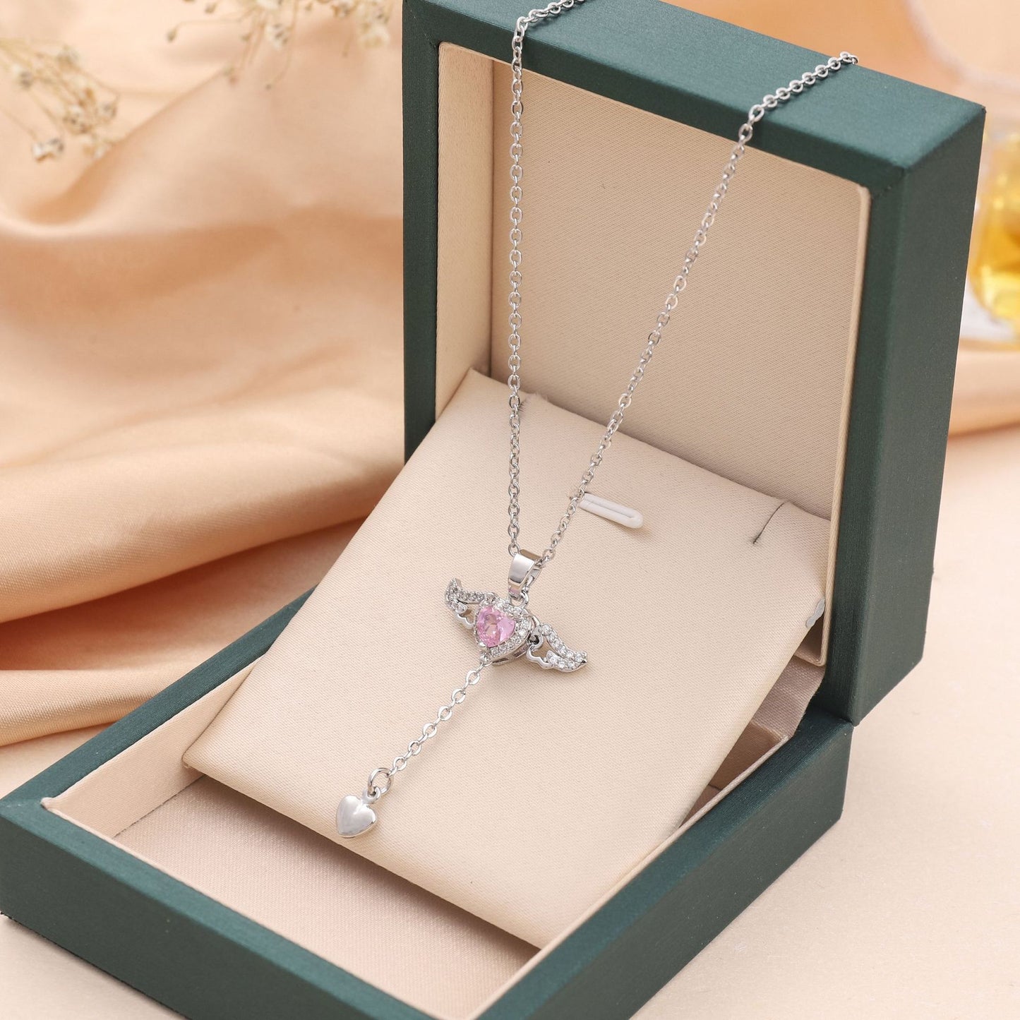 Collier en forme de cœur et d'ailes d'ange en mouvement avec chaîne