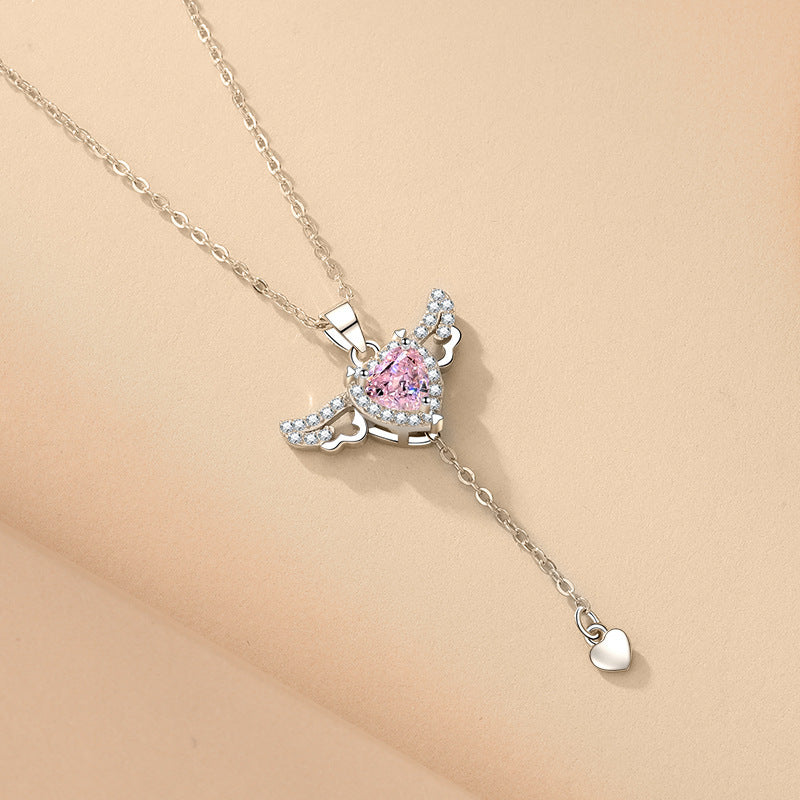 Collier en forme de cœur et d'ailes d'ange en mouvement avec chaîne