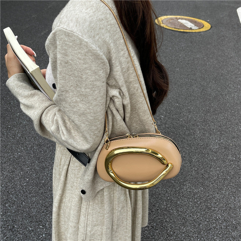 Petit sac  vintage avec poignée en métal et chaîne