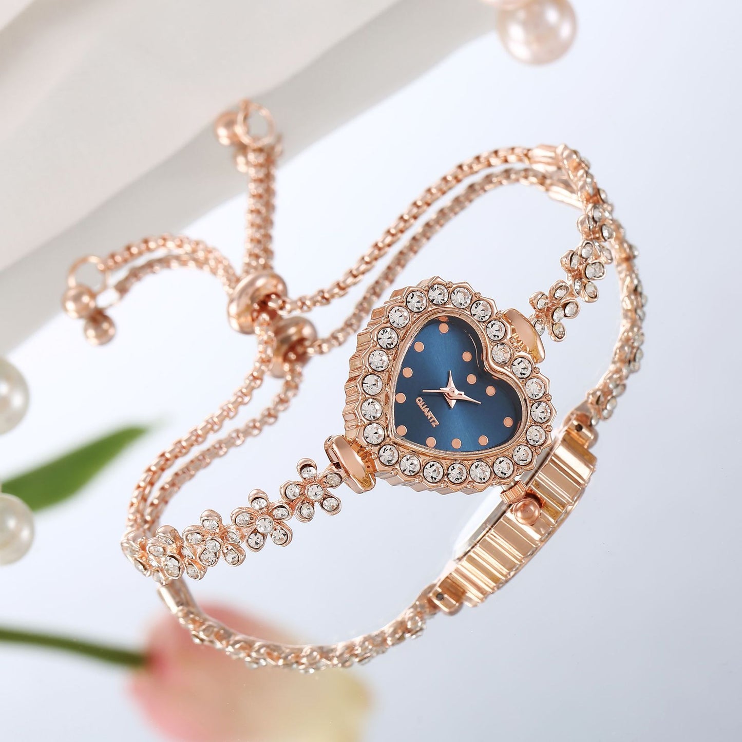 Montre Femme élégante s'adaptant à toutes les tenues "Chaîne de Fleurs" avec Incrustations de diamants et thème de l'amour
