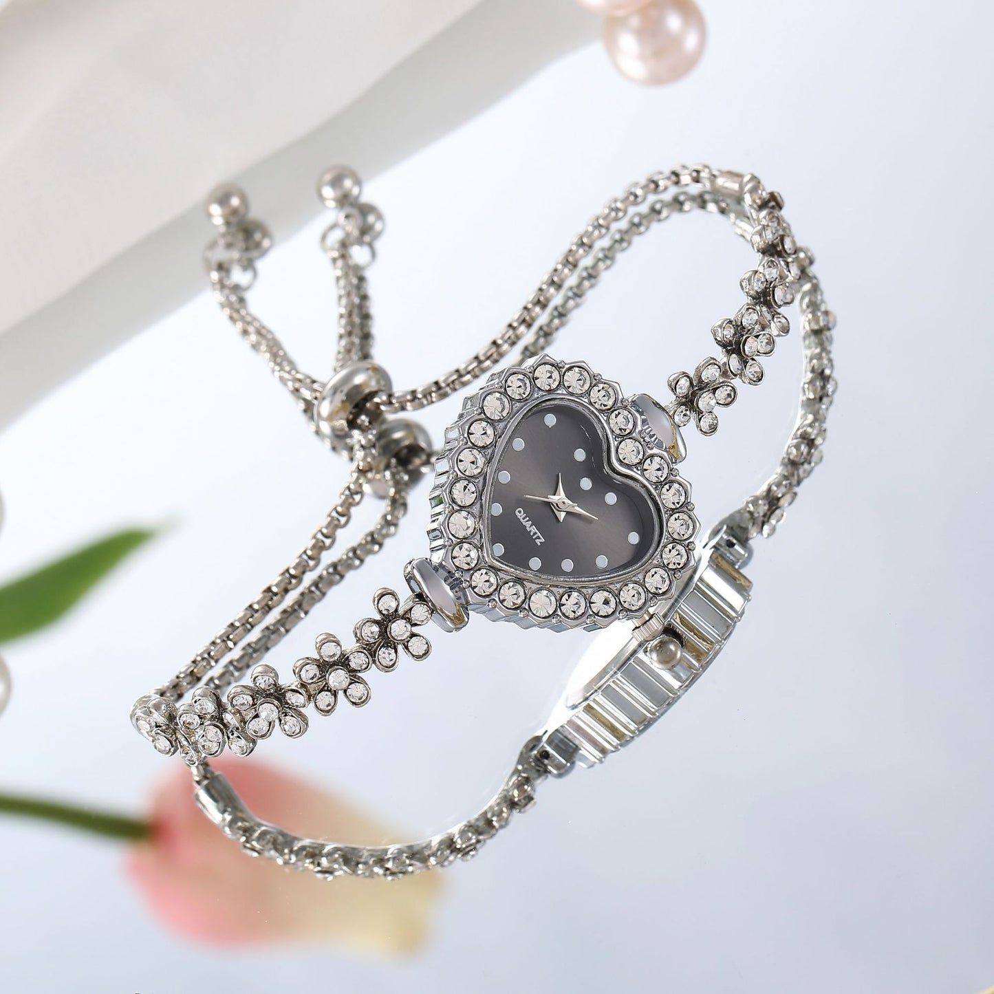 Montre Femme élégante s'adaptant à toutes les tenues "Chaîne de Fleurs" avec Incrustations de diamants et thème de l'amour