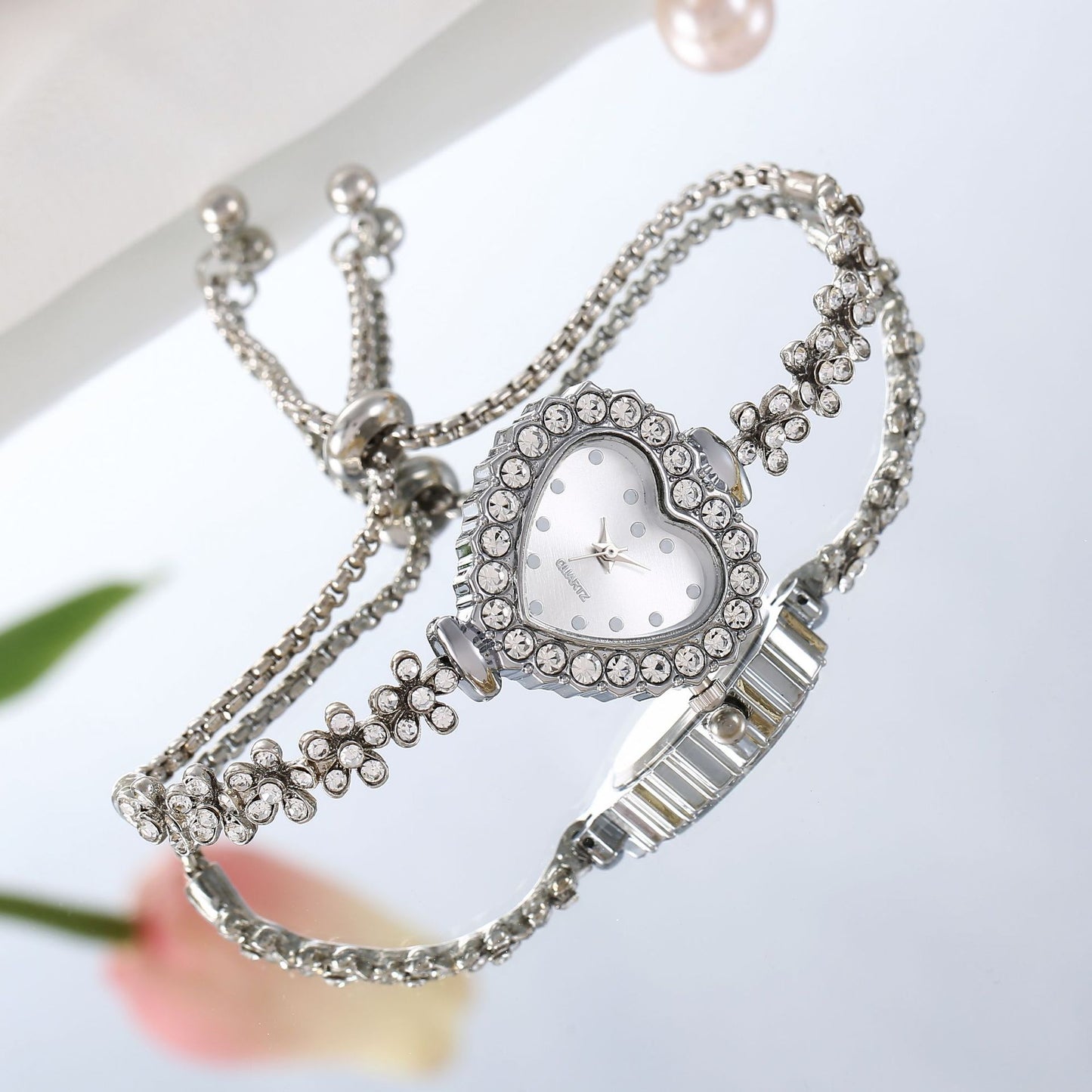 Montre Femme élégante s'adaptant à toutes les tenues "Chaîne de Fleurs" avec Incrustations de diamants et thème de l'amour