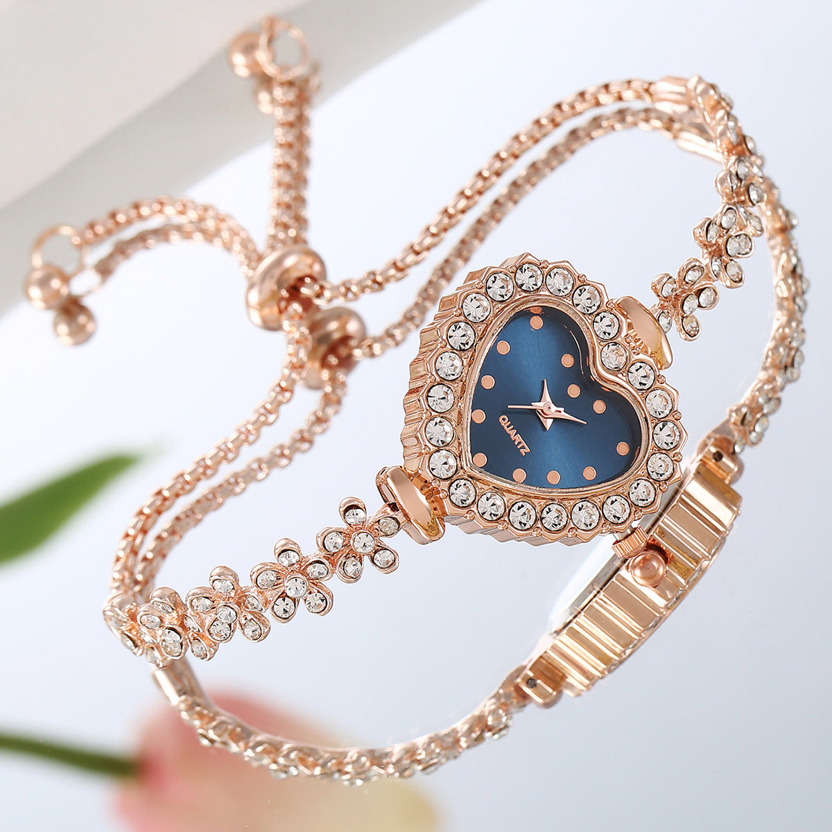 Montre Femme élégante s'adaptant à toutes les tenues "Chaîne de Fleurs" avec Incrustations de diamants et thème de l'amour