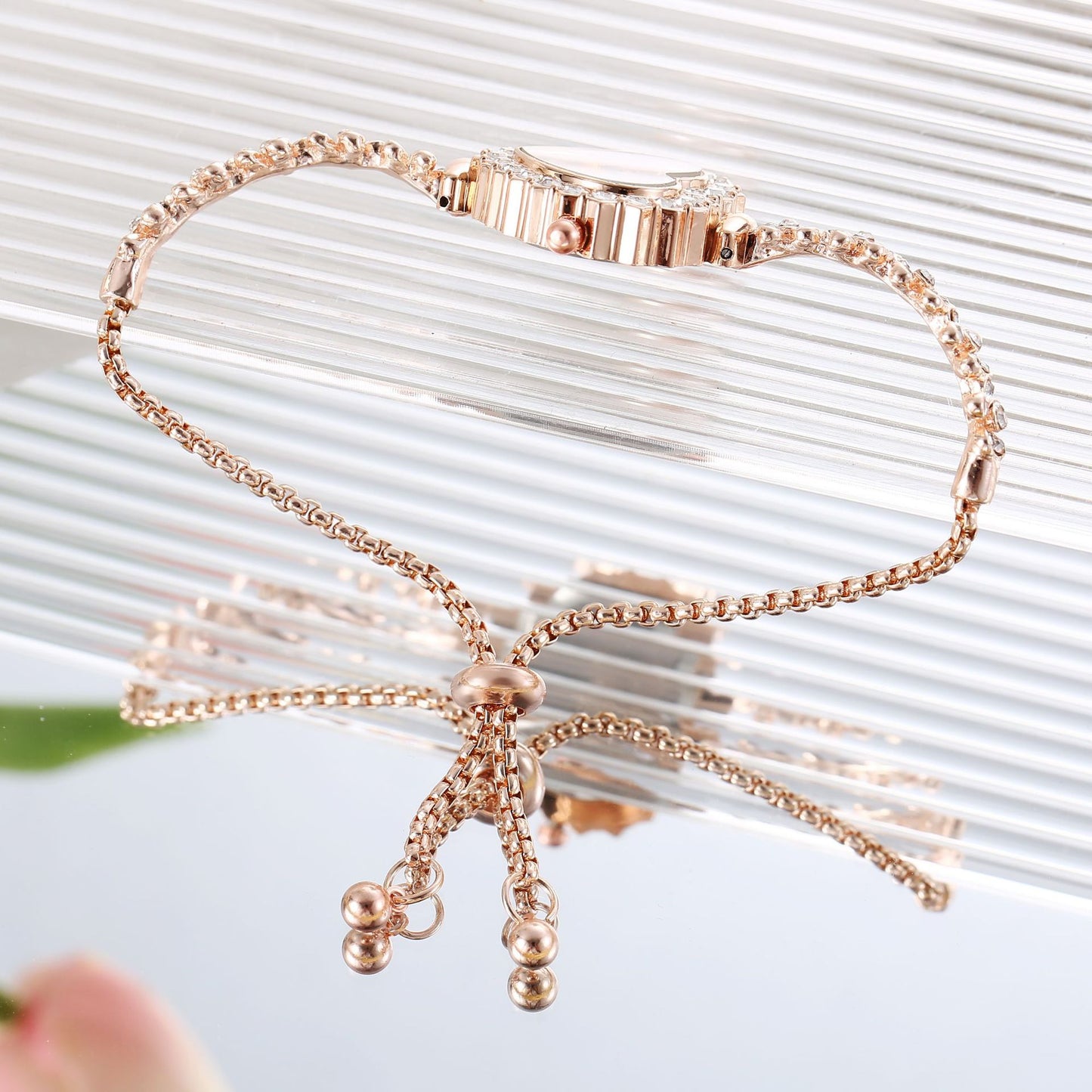 Montre Femme élégante s'adaptant à toutes les tenues "Chaîne de Fleurs" avec Incrustations de diamants et thème de l'amour