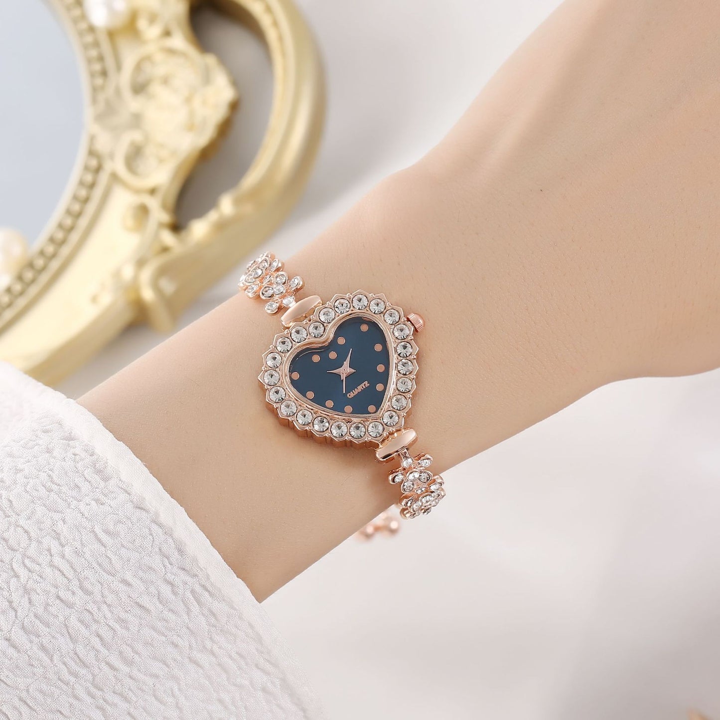Montre Femme élégante s'adaptant à toutes les tenues "Chaîne de Fleurs" avec Incrustations de diamants et thème de l'amour