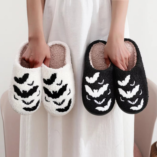 Pantoufles broderies de chauve-souris en peluche à semelles épaisses pour la maison, pantoufles en coton fourrure | pantoufles à carreaux pour les femmes et les hommes | pantoufles molletonnées chaudes et moelleuses pour la chambre à coucher
